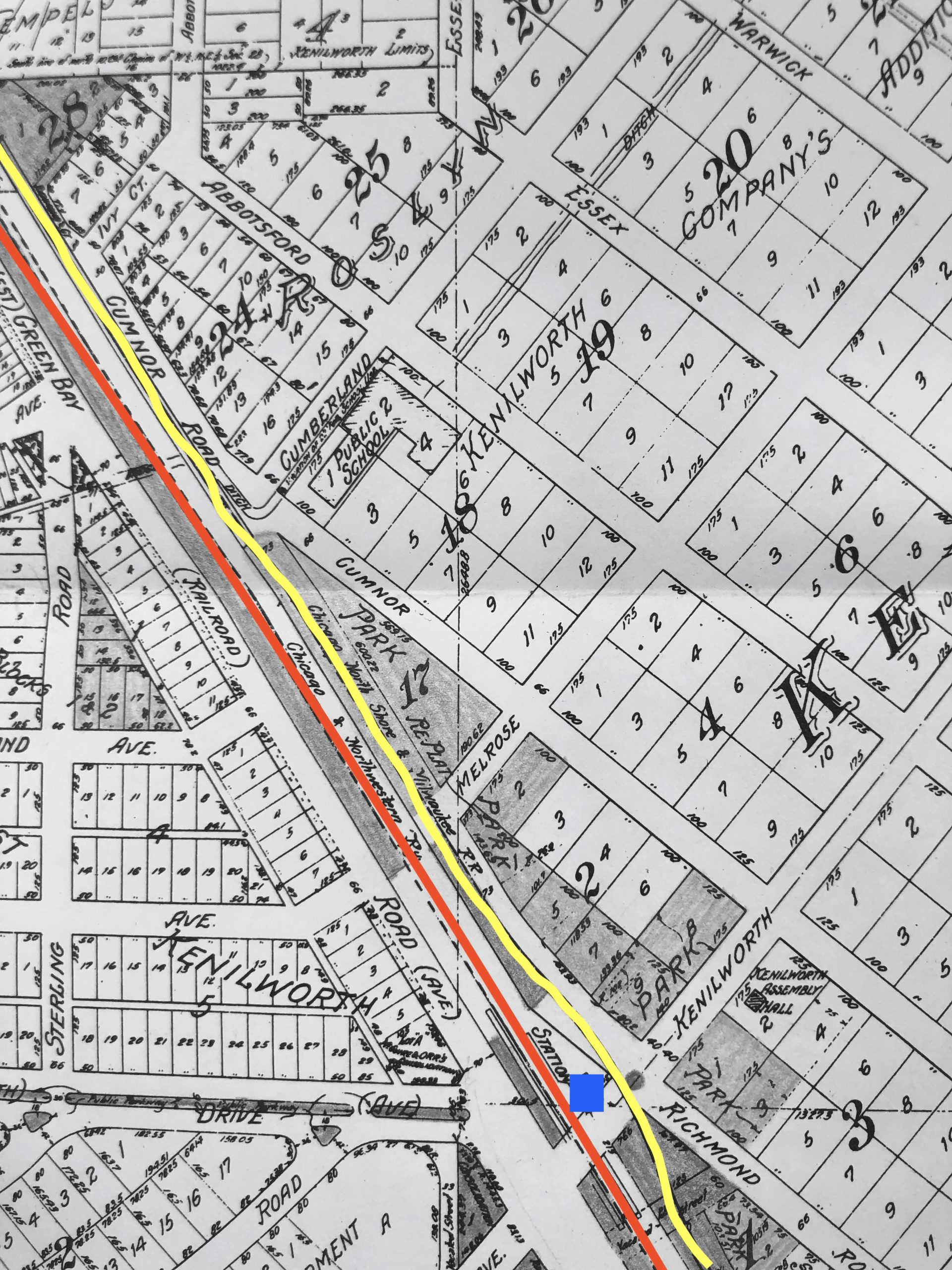 Map of Kenilworth. The yellow line follows the North Shore Line (notice that it bends around Kenilworth Station - in blue); the red line follows today's Union Pacific/North Line.