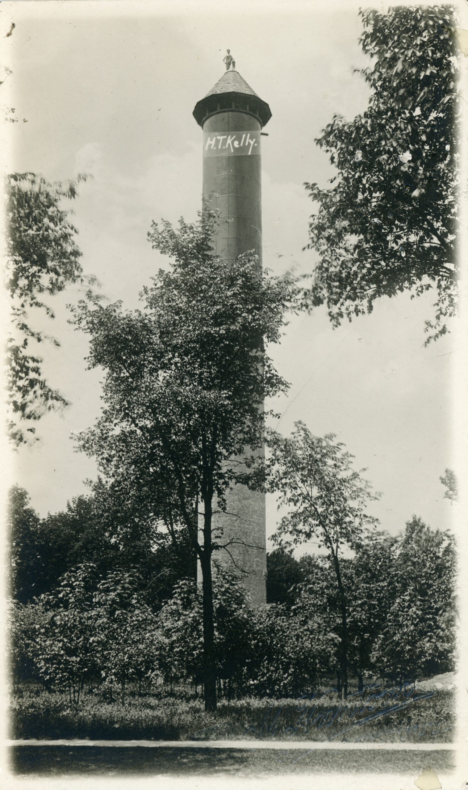 Kenilworth's first water tower was demolished in 1926.